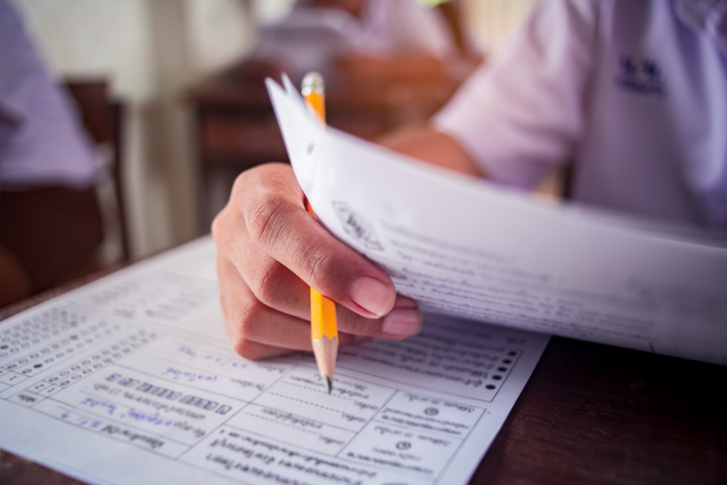 Teacher censured after giving entire class the same grade