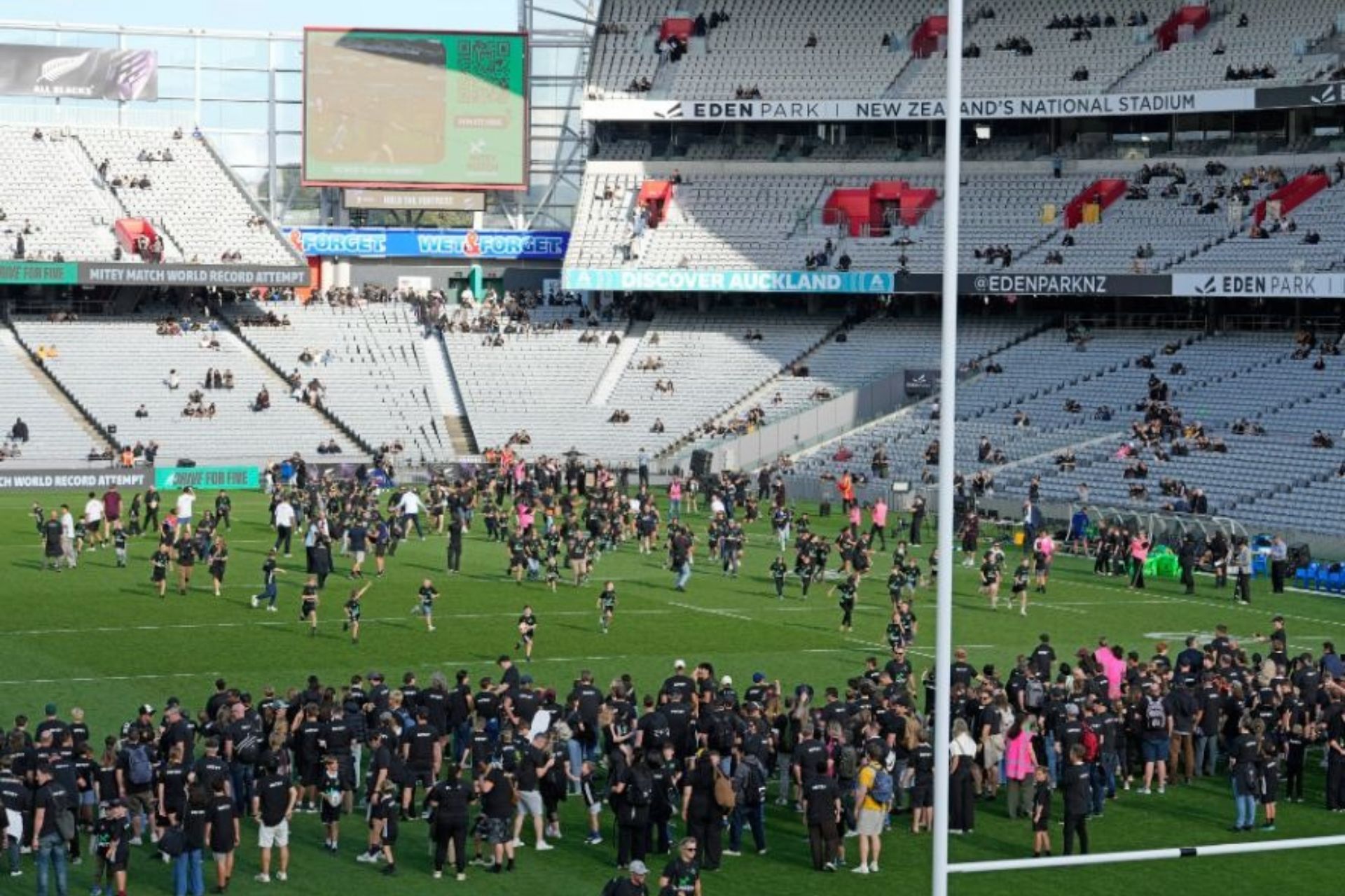 Record crowd runs onto Eden Park for Mitey
